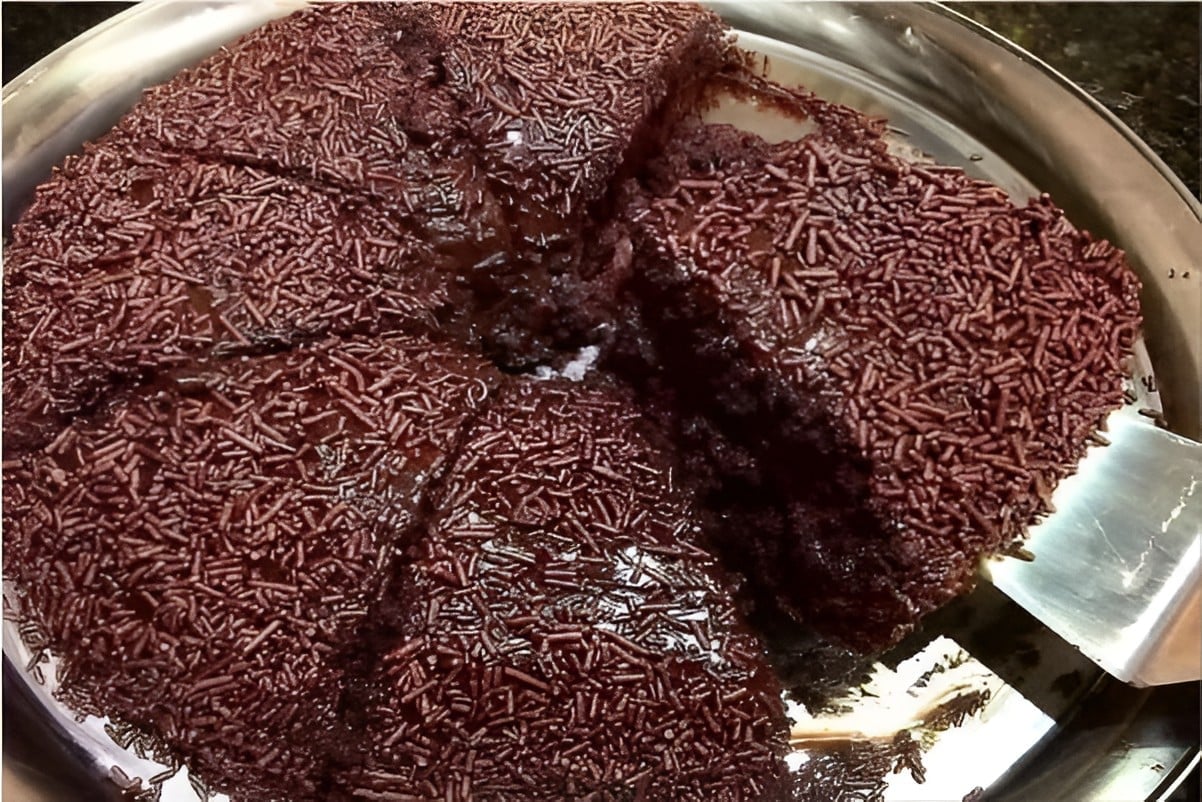 Bolo de chocolate com recheio e cobertura de brigadeiro esse todo mundo ama