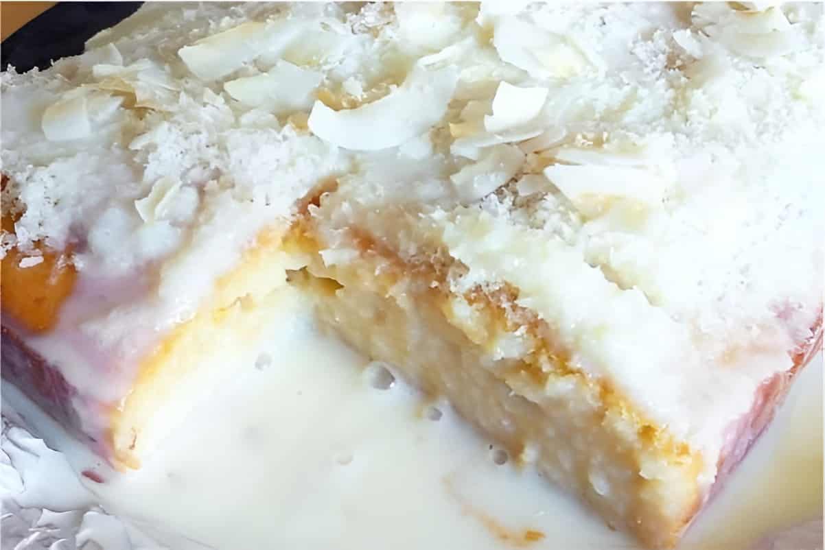 Bolo de coco gelado e embrulhado igual o bolo de quando éramos crianças