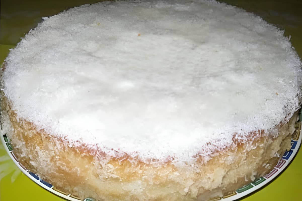 Bolo de coco simples gelado bem molhadinho e delicioso