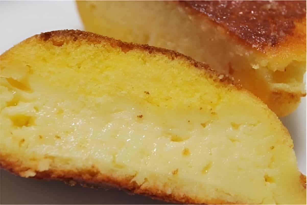 Bolo de fubá cremoso fácil da vovó é só bater os ingredientes e levar ao forno