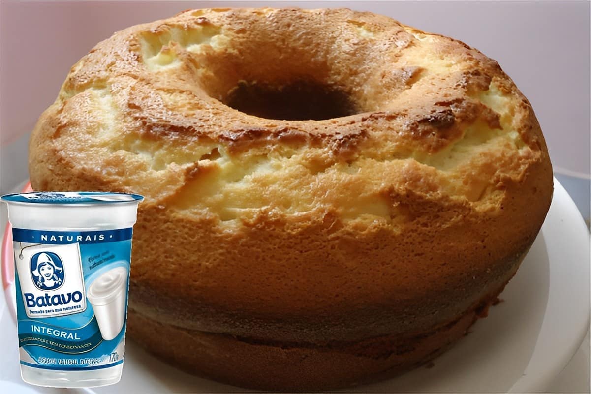 Bolo de iogurte simples de liquidificador é só bater os ingredientes e levar assar