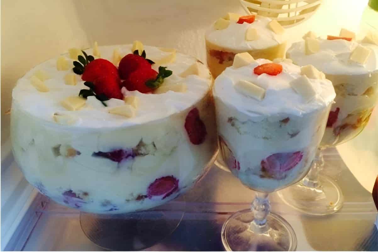 Bolo de Leite Ninho com morango na taça saboroso e perfeito para servir