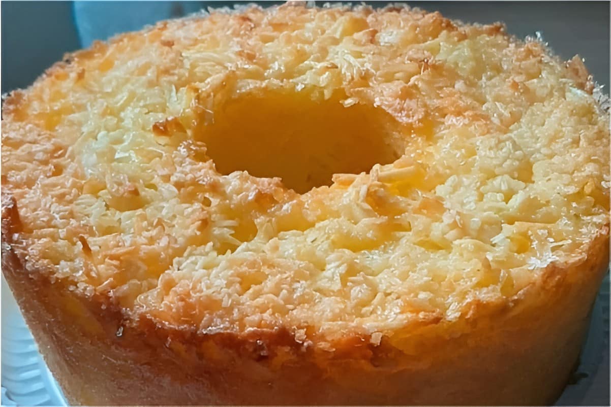 Bolo de macaxeira ralada muito fácil de ser feito é só misturar os ingredientes com colher e assar