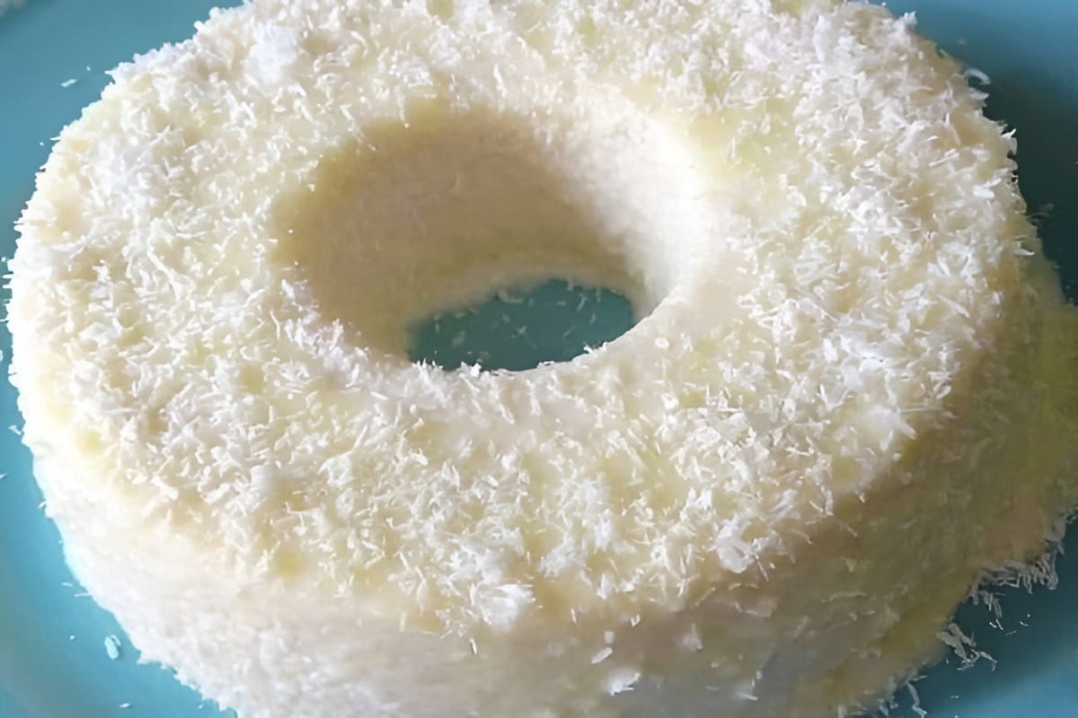 Bolo de tapioca que não precisa ir ao forno é só misturar tudo e levar pra gelar