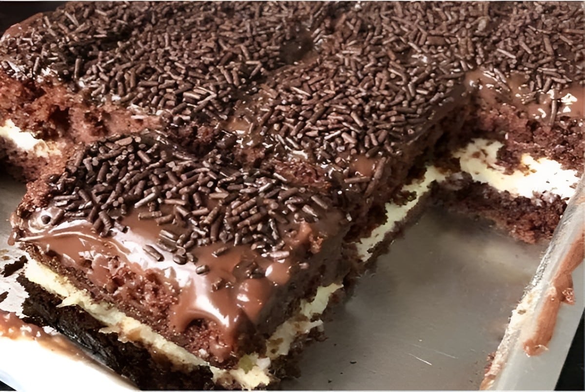 Bolo gelado de chocolate com coco para sua festa ou sobremesa em ocasiões especiais