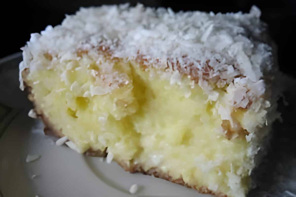 Bolo gelado de Fanta com coco ralado molhadinho e saboroso