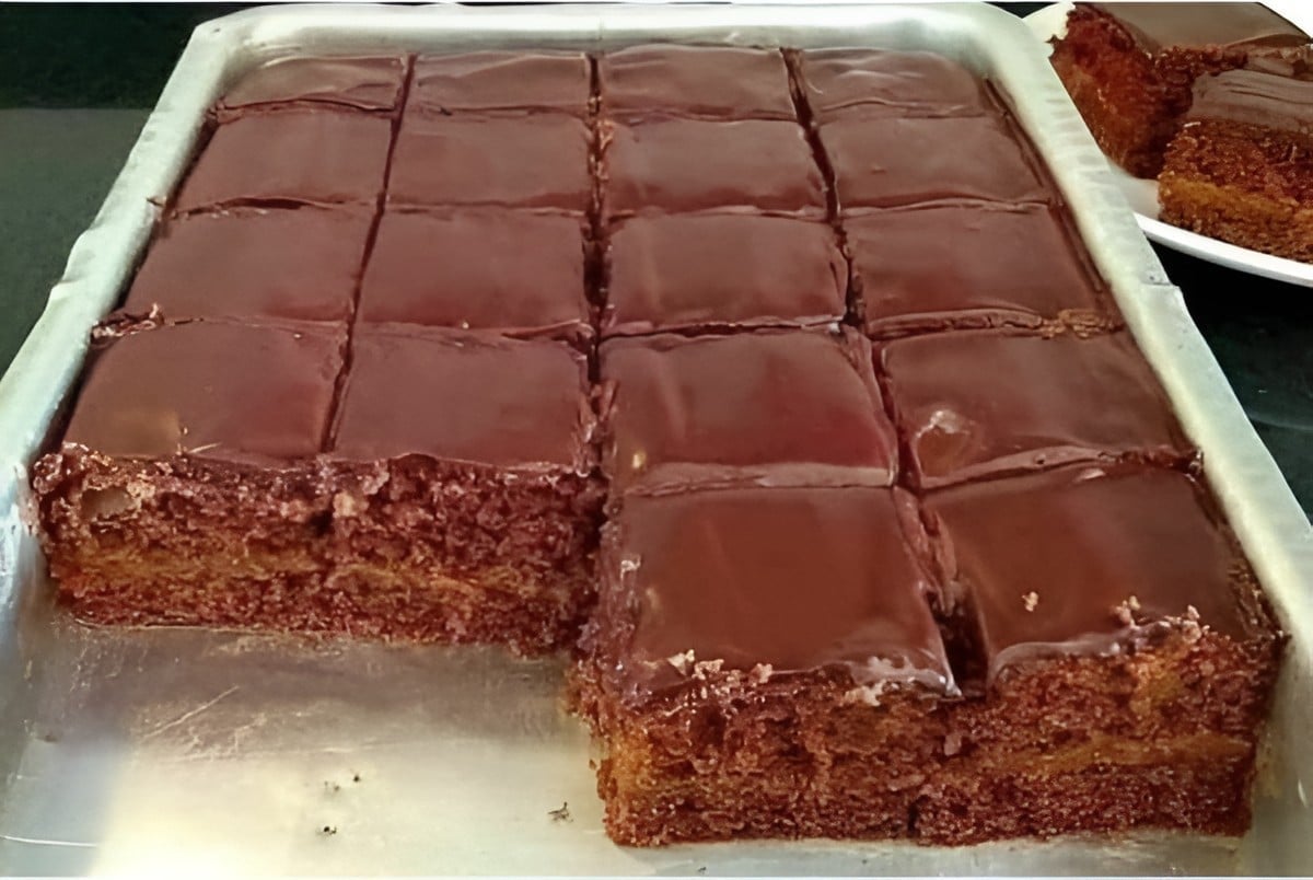 Bolo pão de mel recheado com doce de leite e cobertura de chocolate