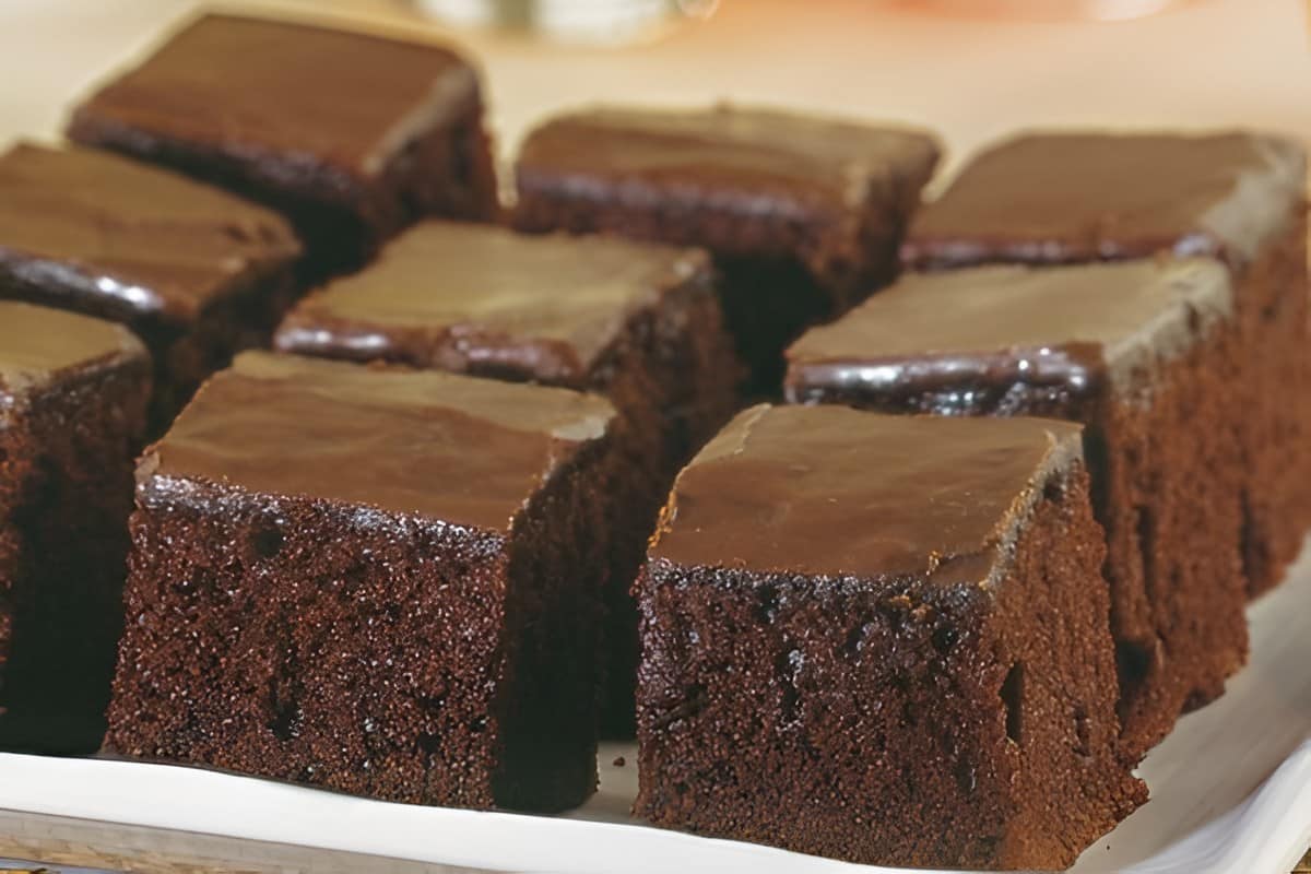 Bolo peteleco um bolo de chocolate molhadinho e uma calda deliciosa