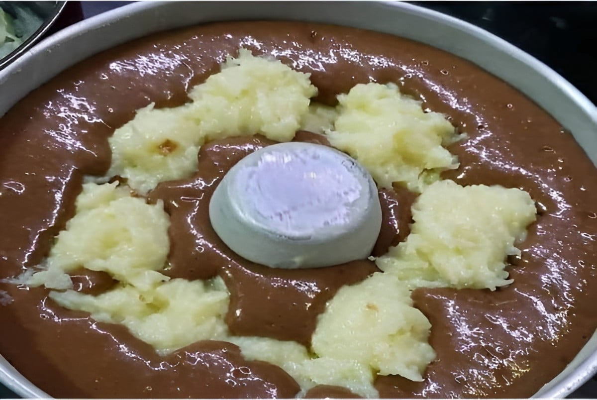 Bolo prestígio que já sai do forno recheado com creme de coco prático e delicioso