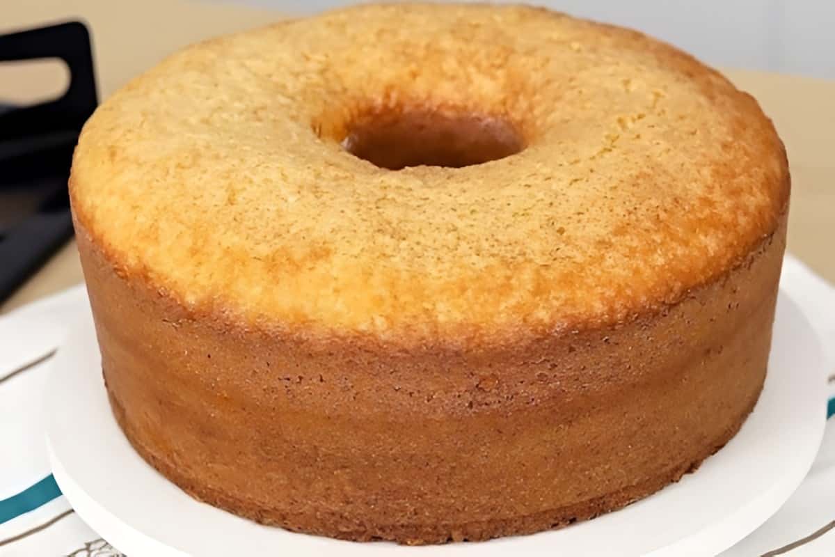 Bolo simples da vovó muito fácil é só bater os ingredientes no liquidificador e assar