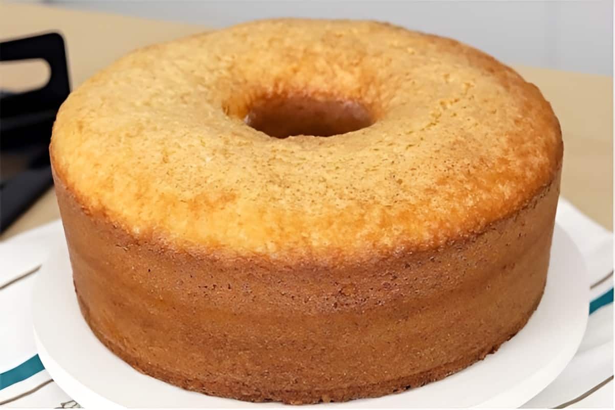 Bolo de nada um bolo simples batido a mão em que é só misturar os ingredientes e assar