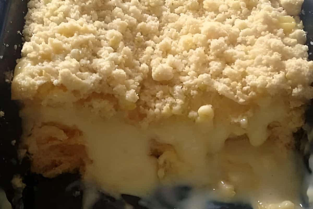 Cuca recheada de padaria com creme e uma farofa deliciosa que desmancha na boca