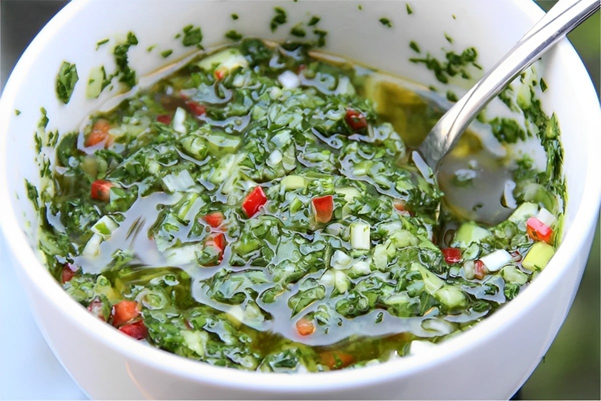 Transforme uma salada simples em sensacional com a receita de molho de azeite e ervas