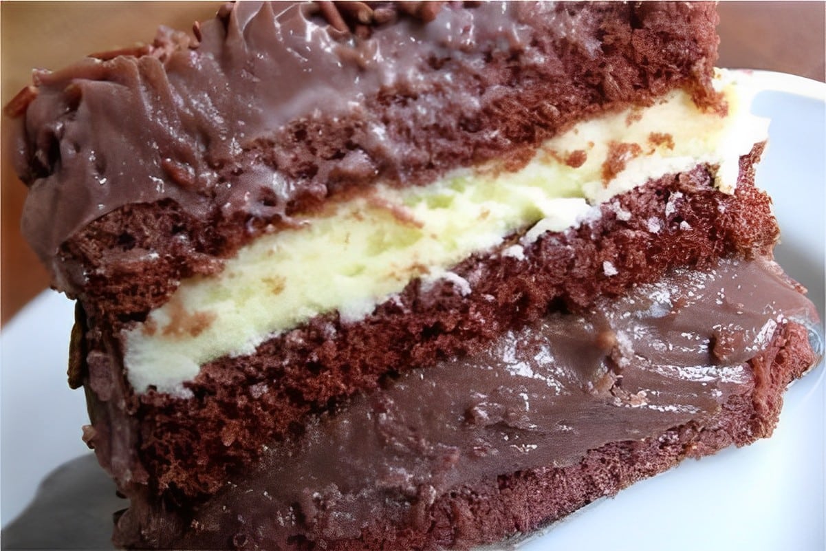 Massa de bolo de chocolate recheado essa receita de pão de ló de chocolate é divina e fácil de fazer