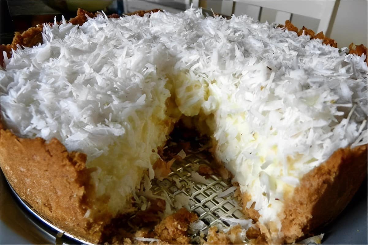 Torta de coco dos deuses uma sobremesa deliciosa e fácil feita com massa de biscoito