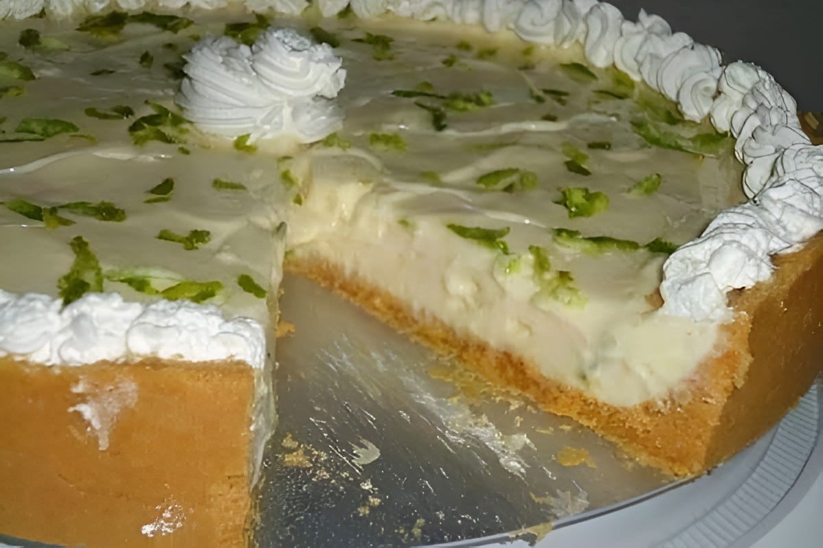 Torta de limão fácil feita com massa de bolacha fica pronta em 15 minutos