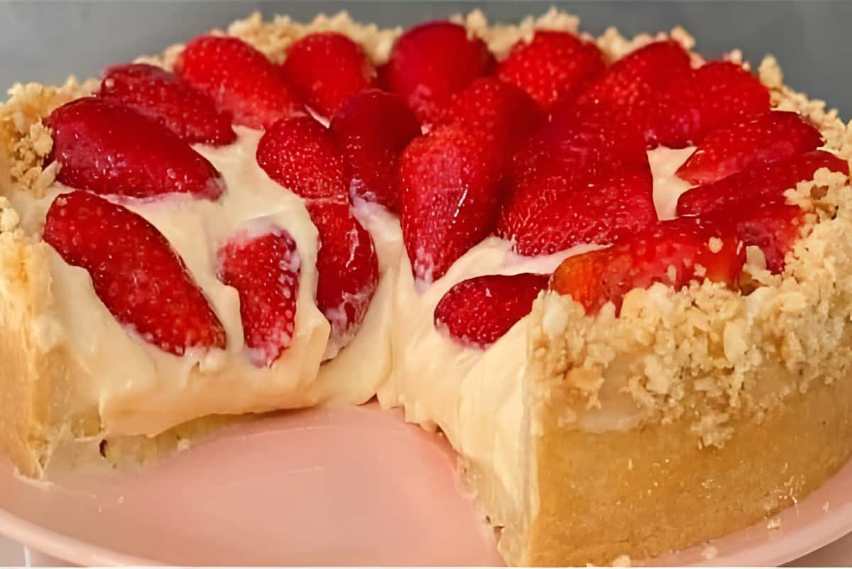 Torta de morango com creme de leite condensado uma delícia para fazer hoje