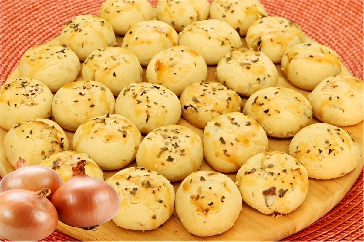 Biscoitinho de cebola feito com creme de cebola receita prática e deliciosa