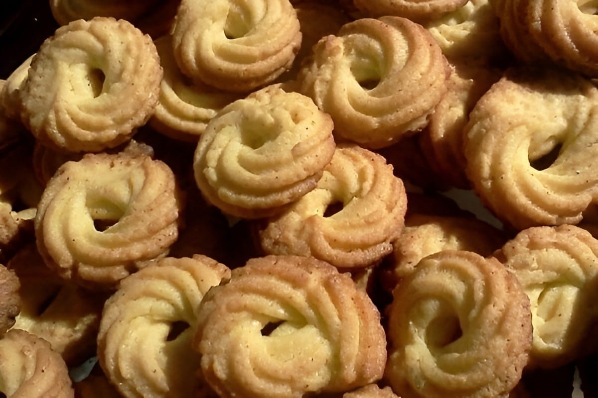 Biscoitinho de fubá mineiro da vovó fácil e delicioso de fazer é só misturar tudo e assar