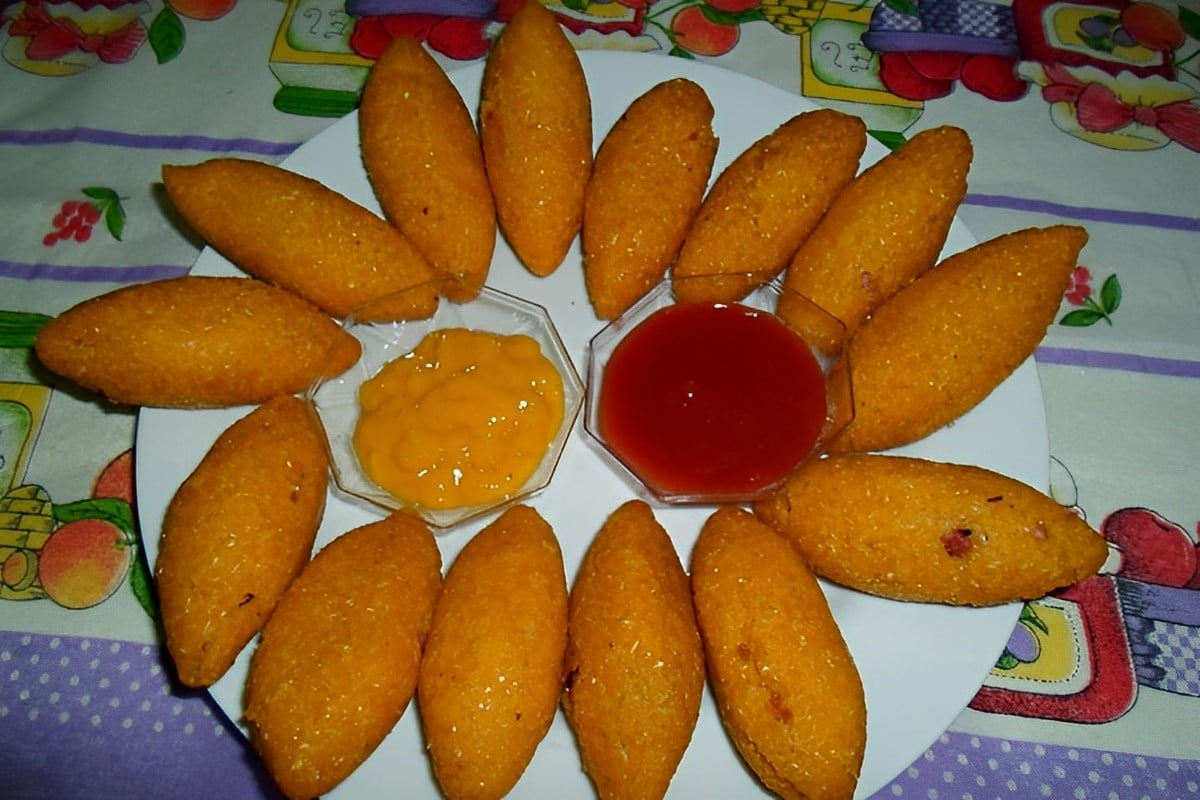 Bolinho caipira um salgado de milho com carne delicioso para família ou também para vender