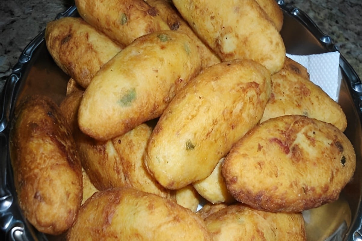 Bolinho de aipim caipira muito simples saboroso e feito com poucos ingredientes