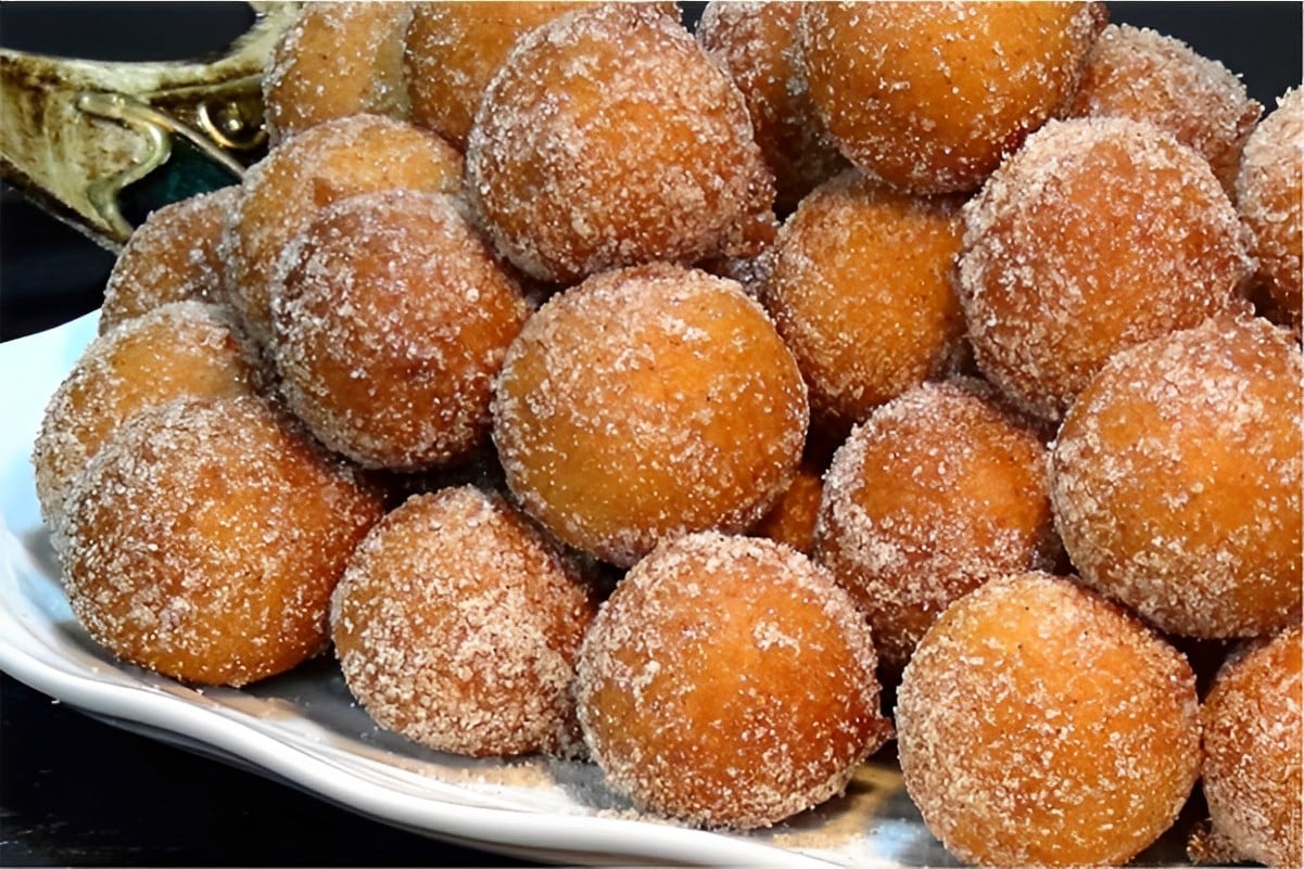 Bolinho de chuva com banana na massa fofinho e delicioso como a receita da vovó