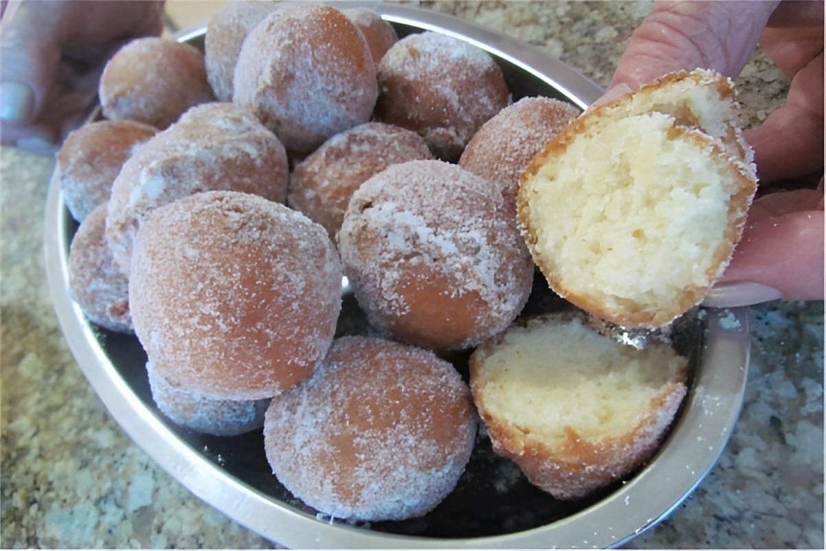 Bolinho de chuva da vovó fofinho e delicioso perfeito para dias frios e chuvosos
