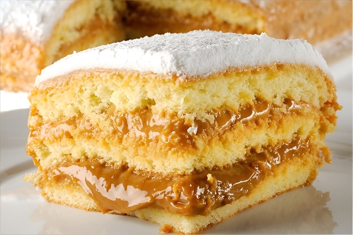 Bolo bem-casado recheado de doce de leite um bolo bem fofinho e macio que derrete na boca