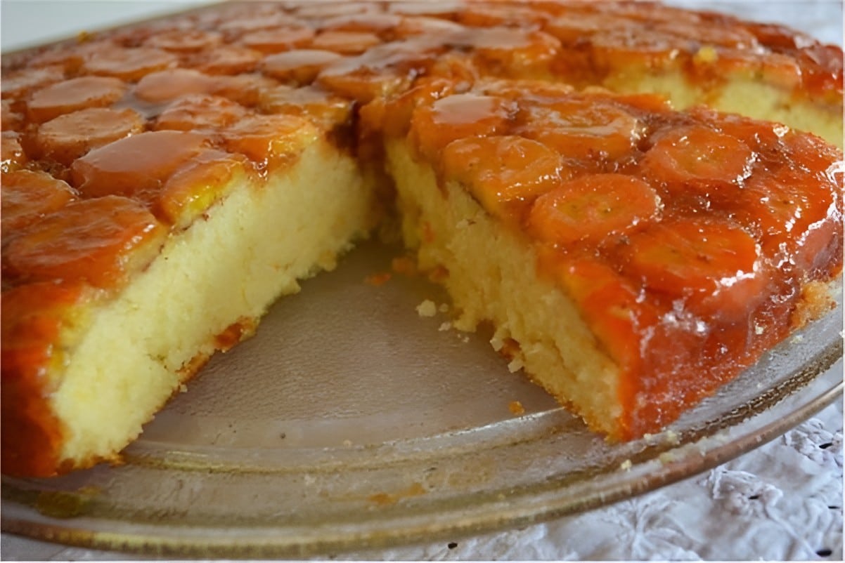 Bolo de banana fofinho coberto com banana em rodelas e caramelo