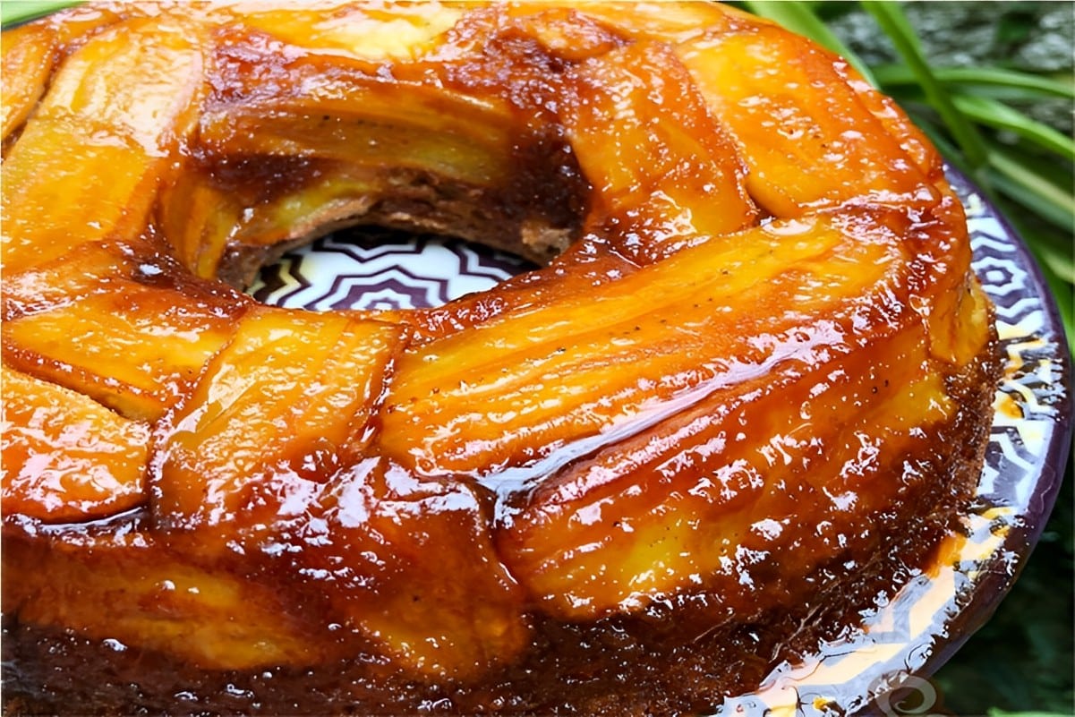 Bolo de banana caramelizado de liquidificador muito fácil de preparar e delicioso
