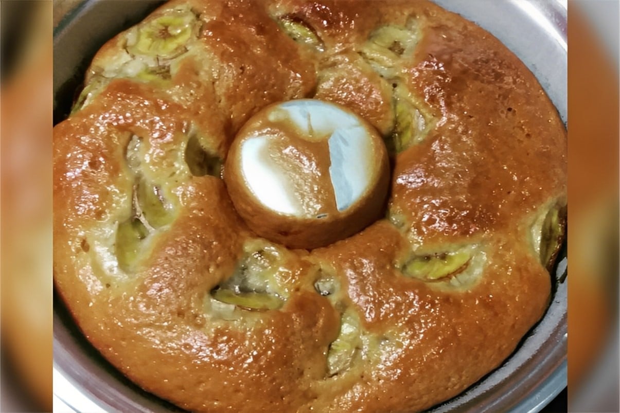 Bolo de banana simples com pedaços da fruta misturados na massa bem fofinho e saboroso