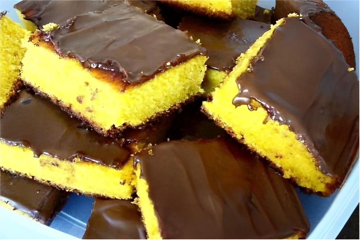 Bolo de cenoura da fazenda com cobertura de chocolate igual servido em café de hotel