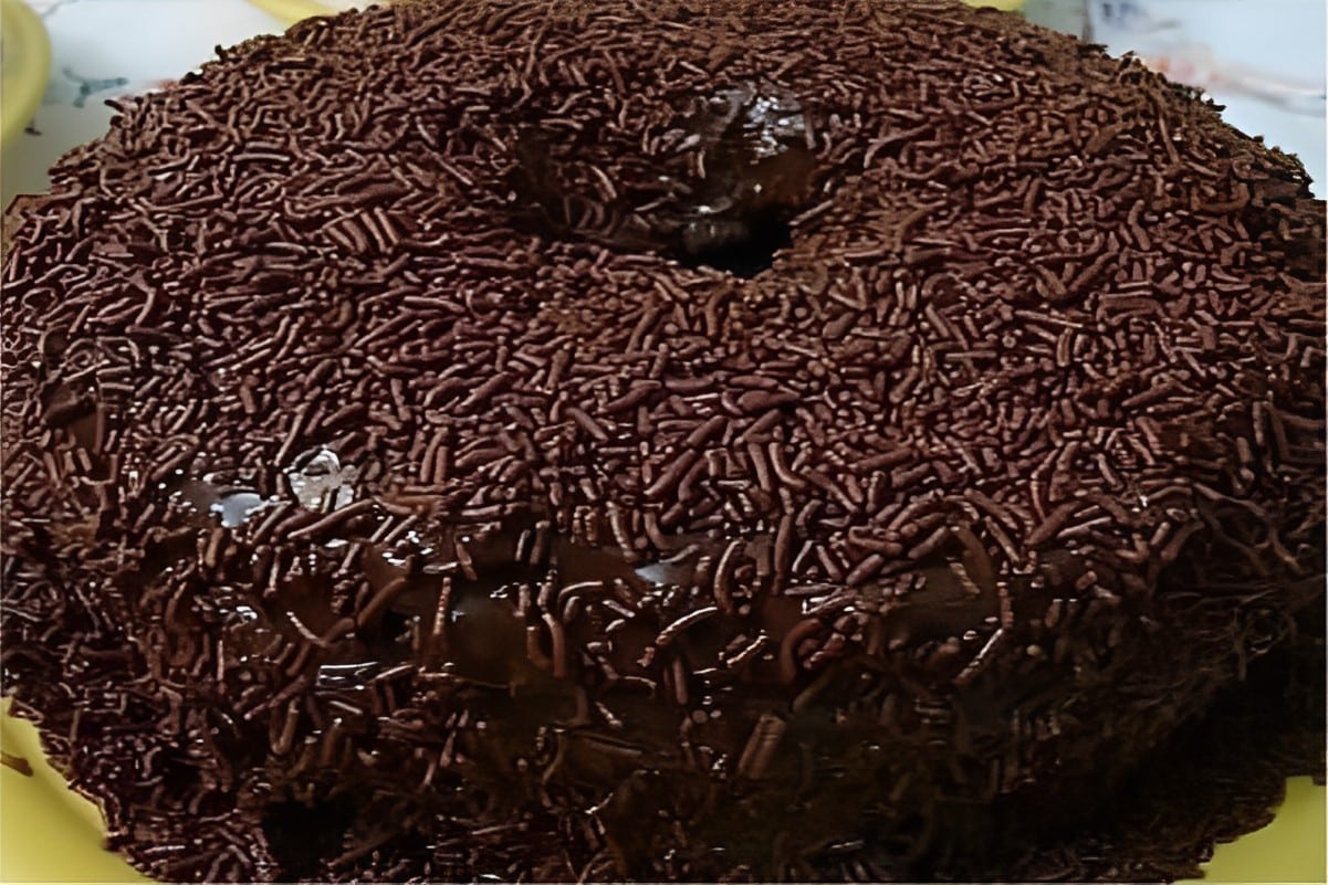 Bolo de chocolate com cobertura um bolo simples e delicioso que as crianças adoram
