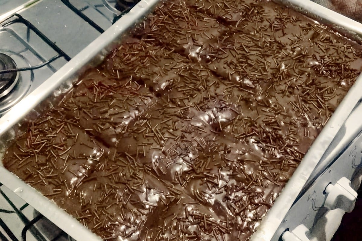 Bolo de chocolate com cobertura um bolo bem simples e muito saboroso para seu lanche