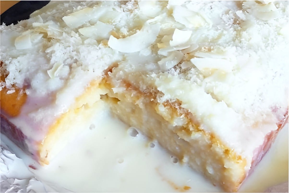 Bolo de coco gelado bem molhadinho daqueles embrulhados em papel alumínio