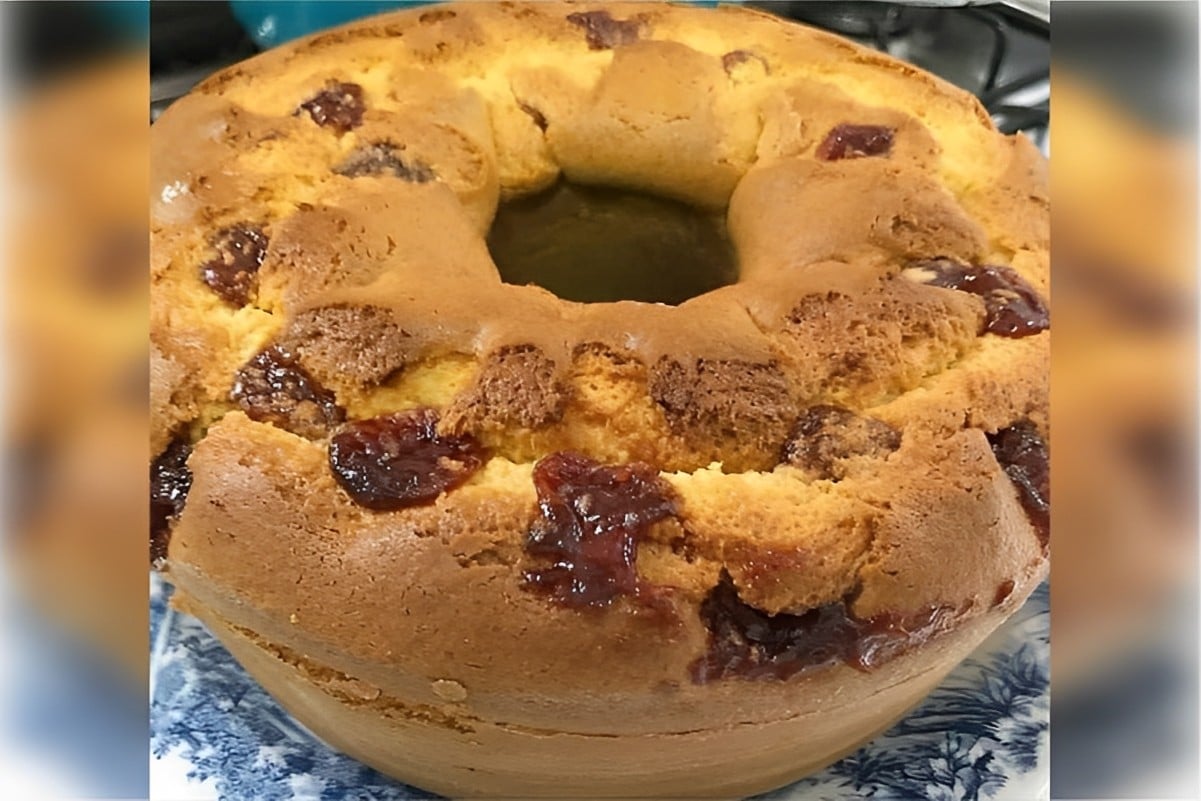 Bolo de fubá com goiabada que já sai prontinho do forno é só cortar e servir