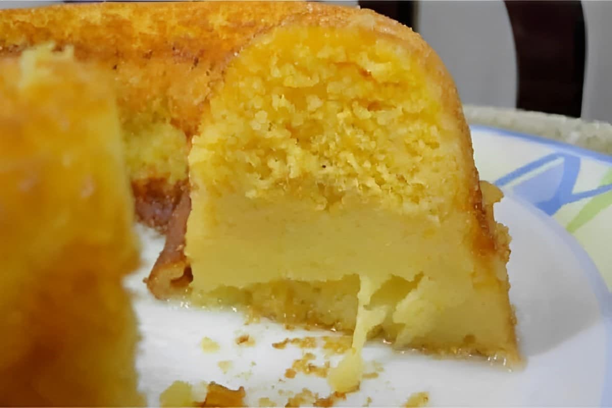 Bolo de fubá cremoso amanteigado muito fácil é só bater tudo no liquidificador e assar