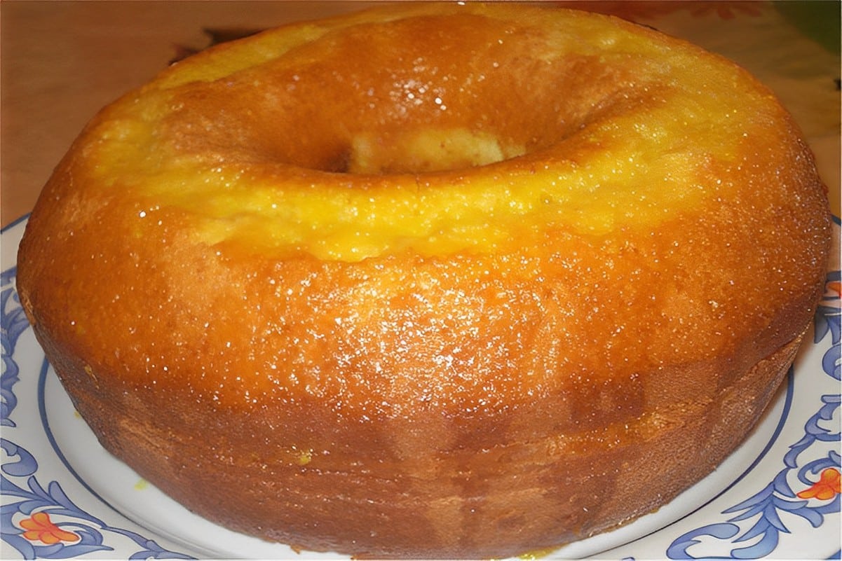 Bolo de laranja de liquidificador com calda molhadinho delicioso e fácil de fazer
