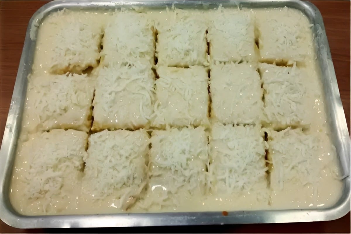 Bolo de leite de coco na forma igual minha avó fazia pra mim e meus primos