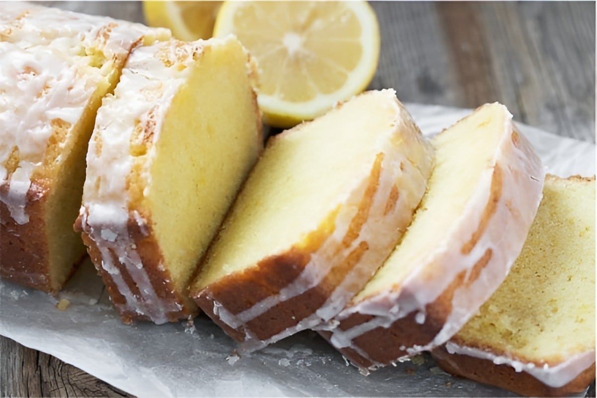Bolo de limão com cobertura fácil e delicioso perfeito para seu lanche ou café