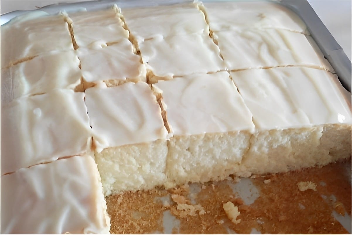 Bolo de limão com cobertura de leite condensado todo feito no liquidificador