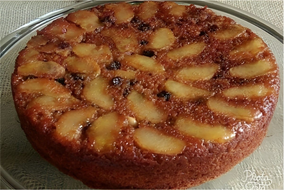 Bolo de maçã invertido delicioso e fácil receita da vovó para o lanche da tarde