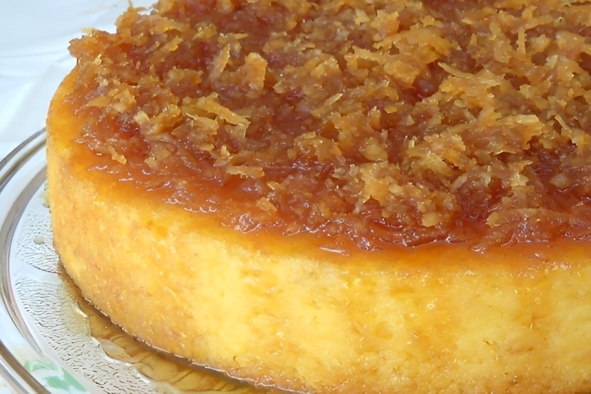 Bolo de mandioca com coco ou bolo de aipim um bolo fácil e delicioso para seu café ou lanche