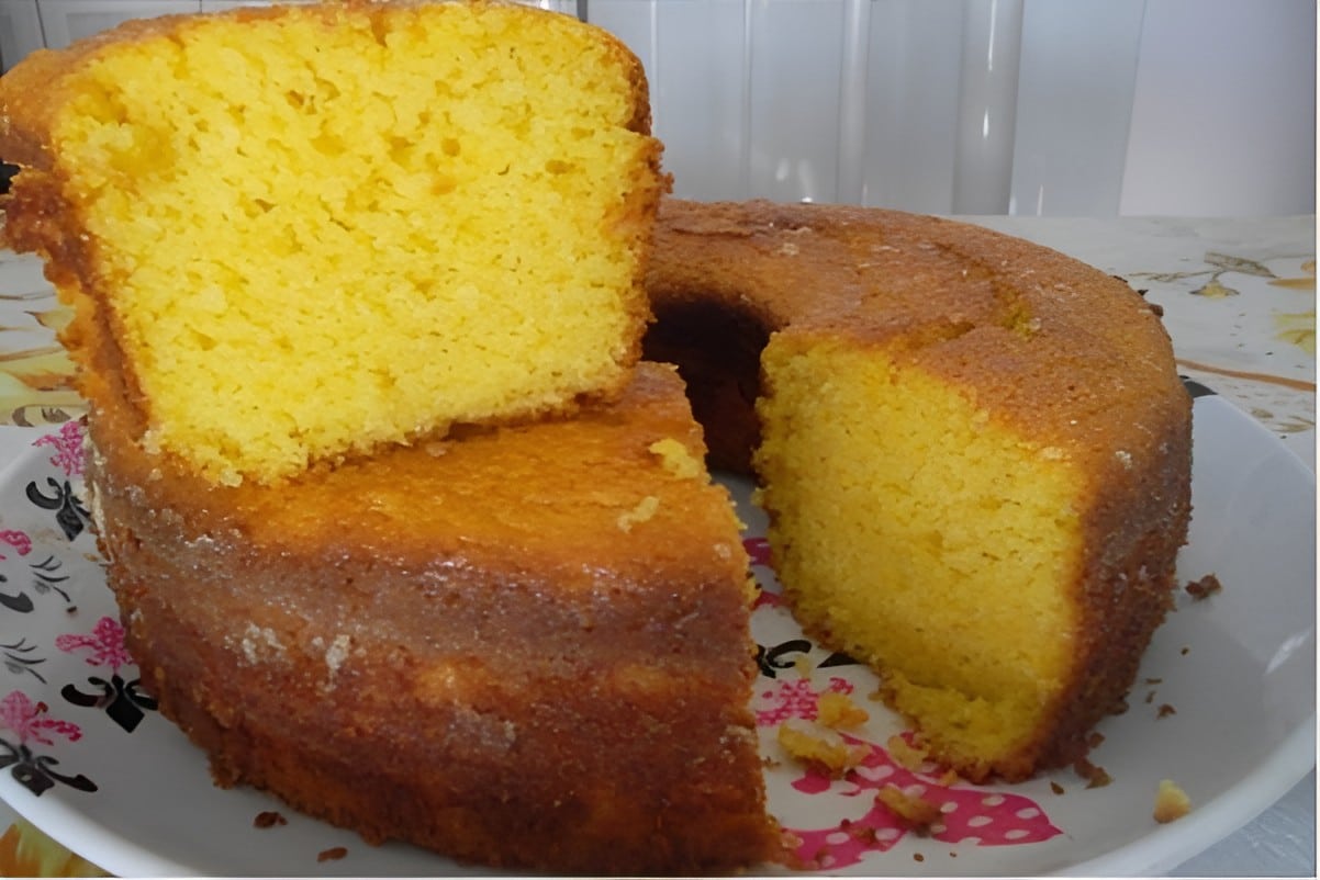 Bolo de milho caipira com queijo ralado na massa um bolo da fazenda para sua mesa