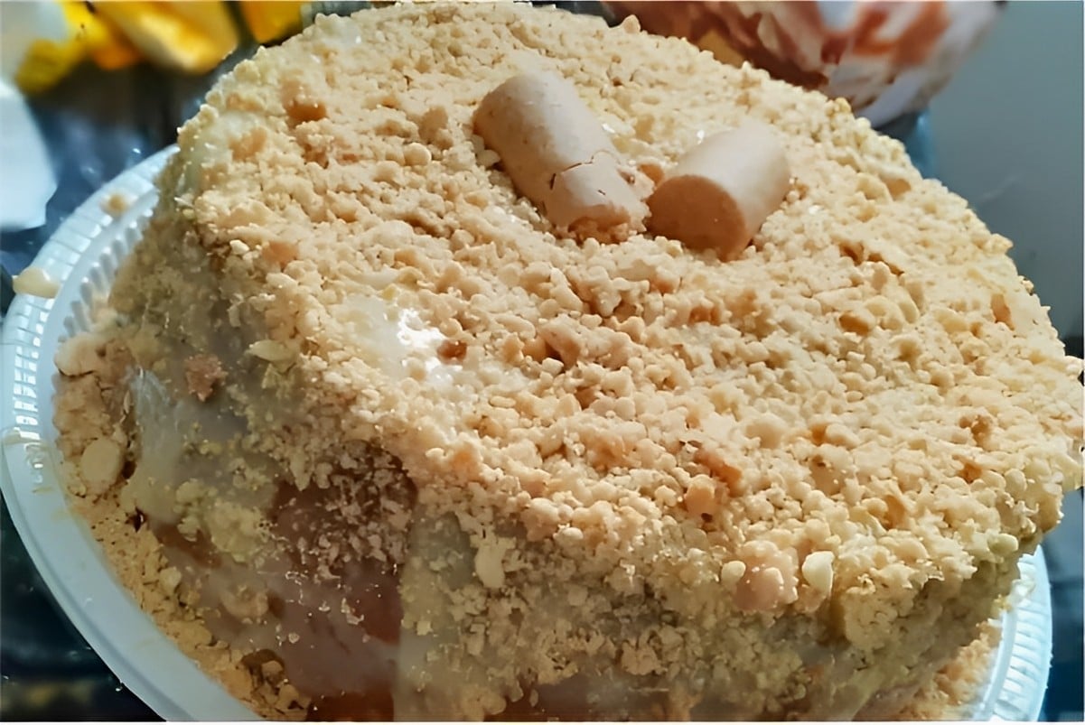 Bolo de paçoca cremoso com massa e cobertura de paçoca receita de doceria