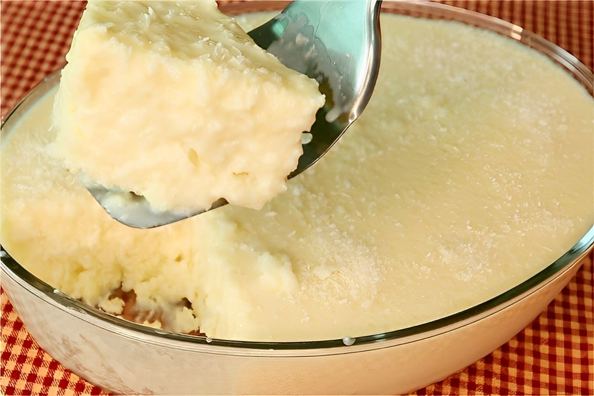 Bolo de tapioca na travessa fácil e delicioso com leite condensado e leite de coco