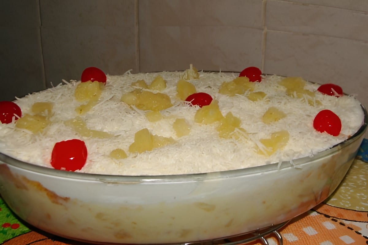 Bolo gelado de abacaxi com creme de Leite Ninho no pirex