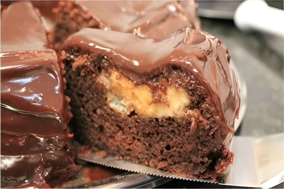 Bolo prestígio recheado esse bolo já sai do forno recheado com coco é só cobrir e comer