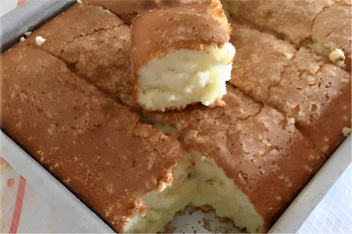 Bolo de nada um bolo simples feito no liquidificador é só bater os ingrediente e assar