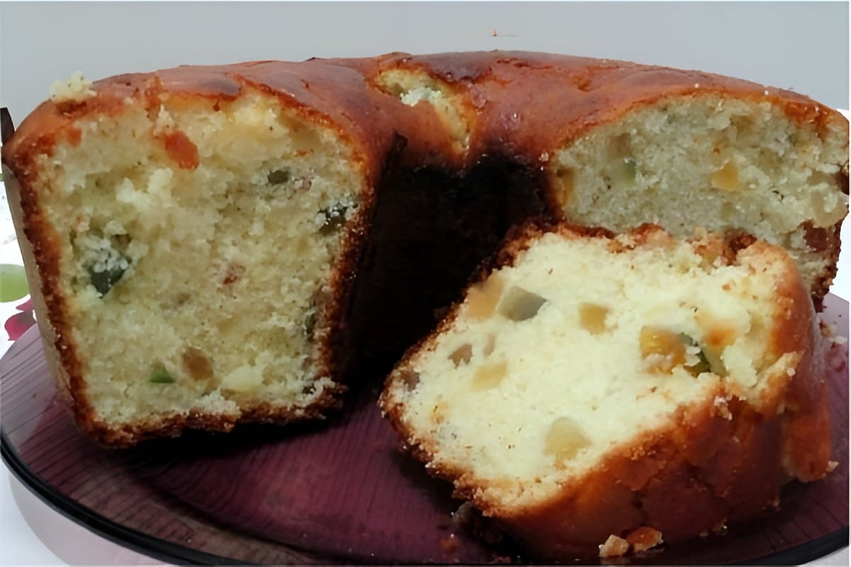 Bolo simples com frutas cristalizadas um bolo rápido para o seu café